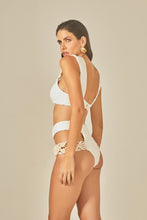 Carica l'immagine nel visualizzatore di Gallery, Model Back: Empress Set Set Offwhite Sloane