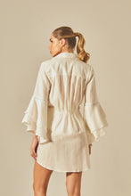 Carica l'immagine nel visualizzatore di Gallery, Model Back: Empress Shirtdress Offwhite Camisa Claire