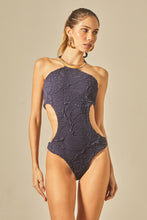 Carica l'immagine nel visualizzatore di Gallery, Model Front: Empress One-Piece Tex-Azul-Marinho Body Bardot