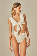 Carica l'immagine nel visualizzatore di Gallery, Model Front: Empress Bottom Bottom Beatriz Bikini Off White Floral Texture
