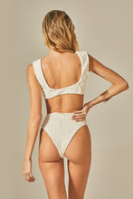 Carica l'immagine nel visualizzatore di Gallery, Model Back: Empress Bottom Bottom Beatriz Bikini Off White Floral Texture
