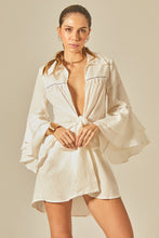 Carica l&#39;immagine nel visualizzatore di Gallery, Model Front: Empress Shirtdress Offwhite Camisa Claire
